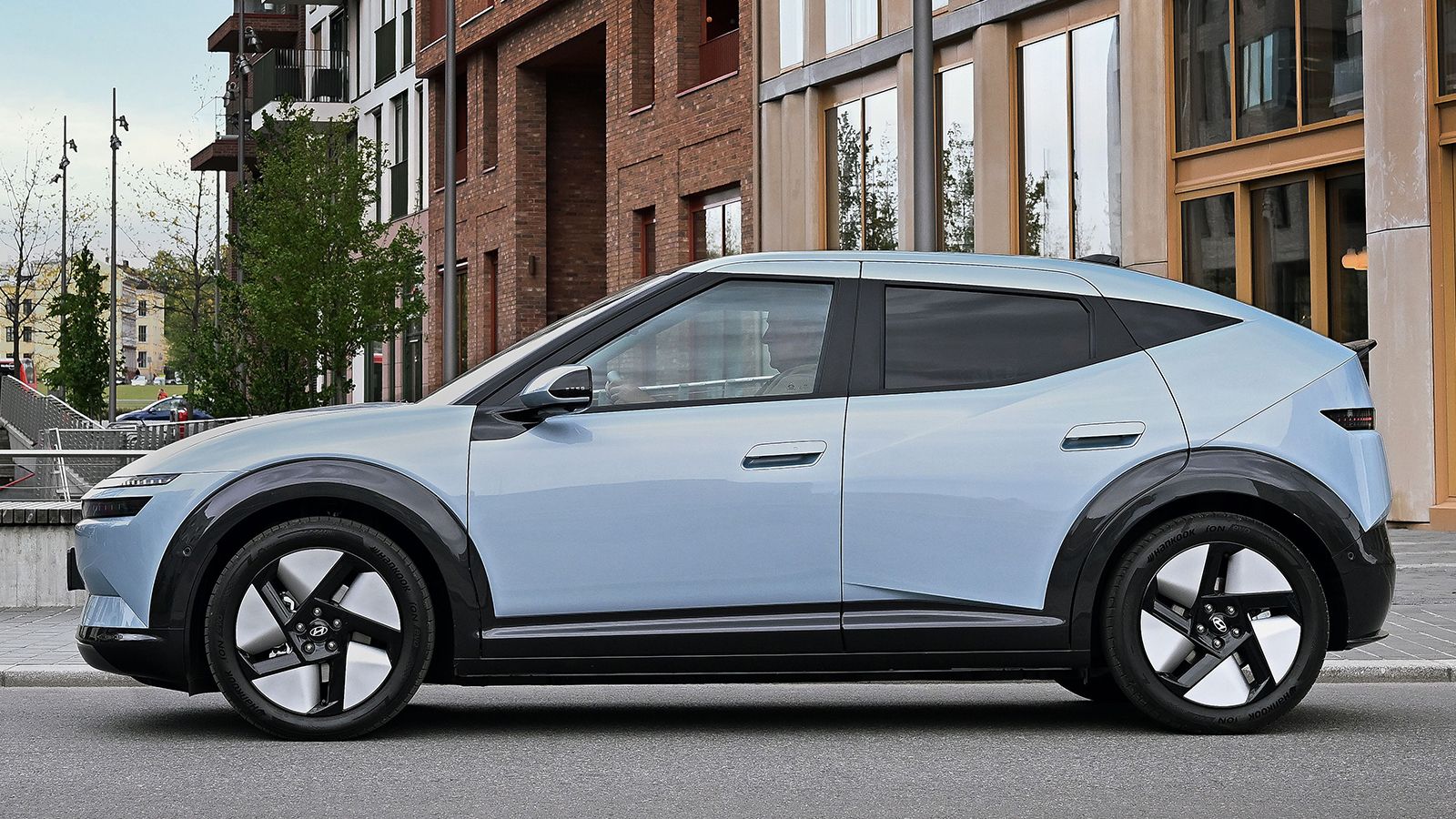 Hyundai Ioniq 3: Νέες εικόνες αποκαλύπτουν το στάνταρ μοντέλο!